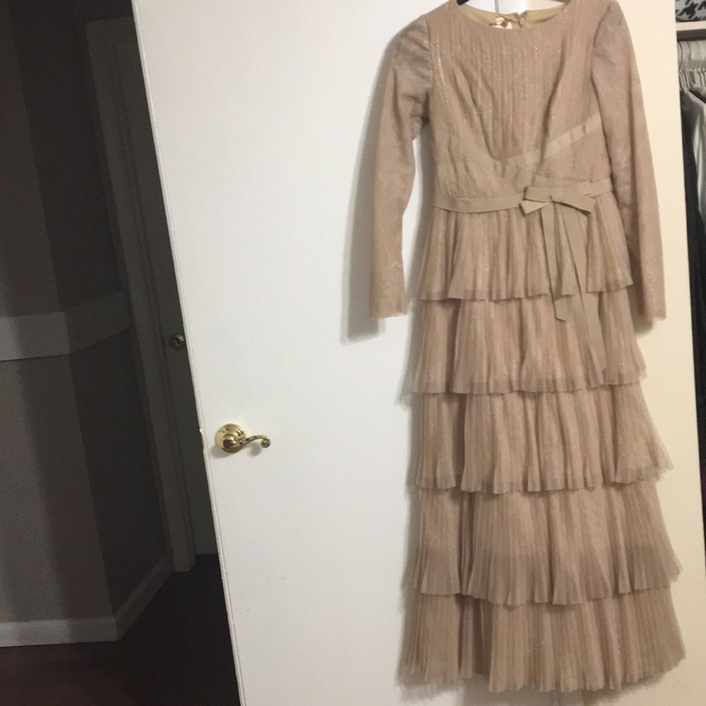 Gold evening dress!! Perfect for formal events.